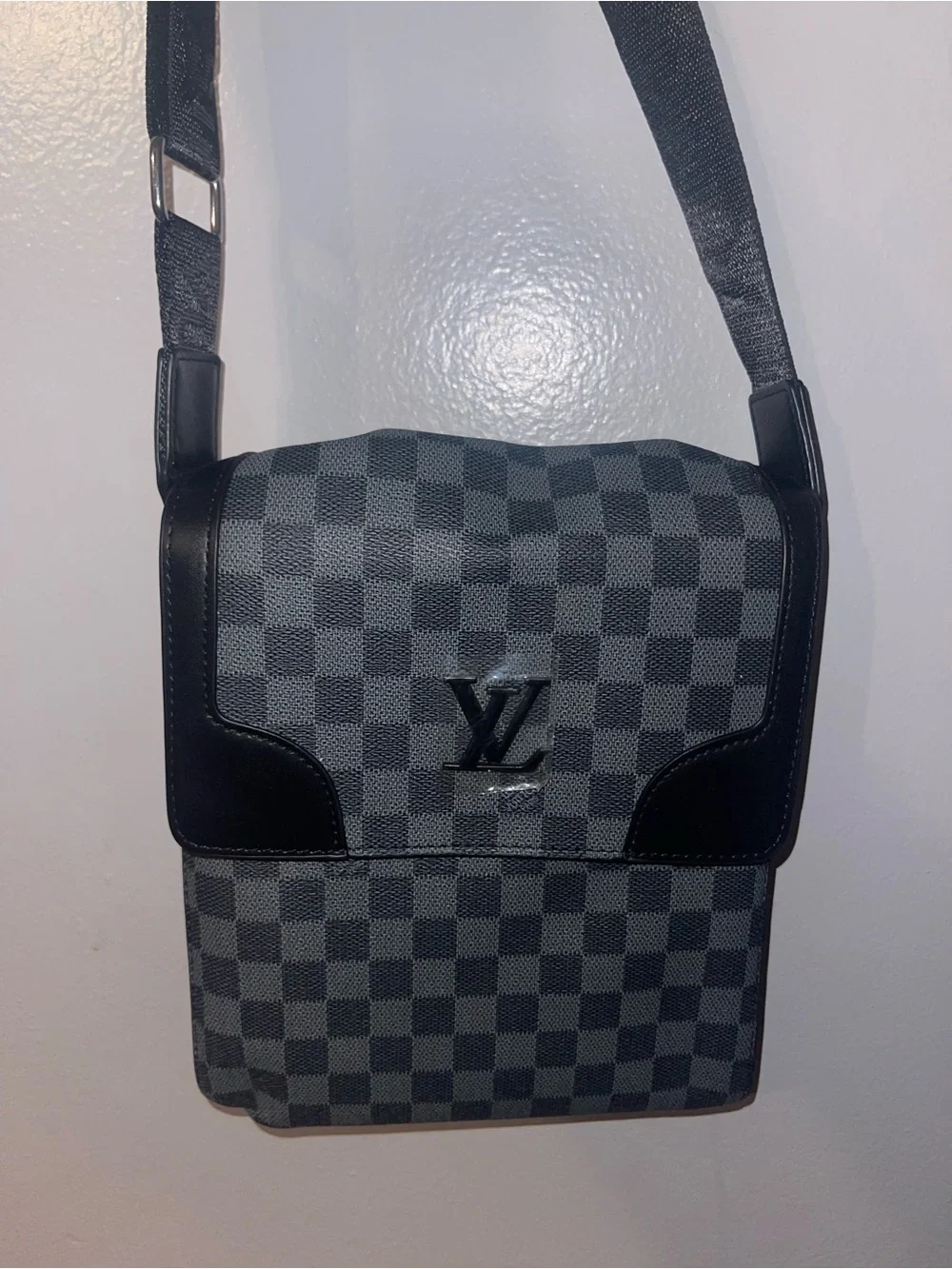 Louis Vuitton Damier Graphite Messenger Bag - Black/Gray authentic